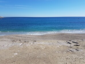 Chaises longues, serviettes de plage