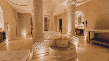 Spa Cave Suite with Sauna and Jacuzzi | Baño | Amenidades de baño gratuitas, secadora de cabello, batas, pantuflas