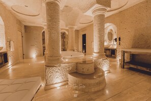 Spa Cave Suite with Sauna and Jacuzzi | Badrum | Gratis toalettartiklar, hårtork, badrock och tofflor