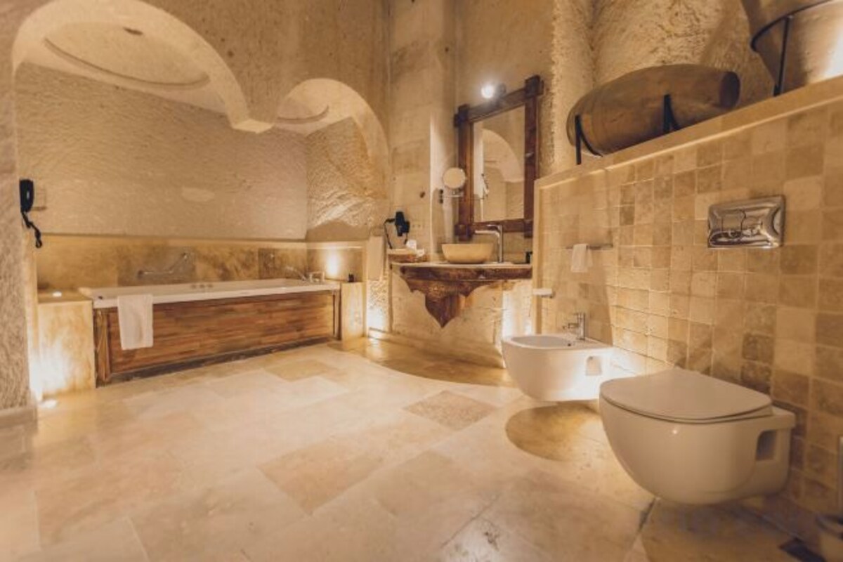 Bathroom | Free toiletries, hair dryer, bathrobes, slippers