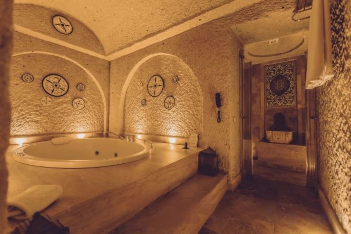 Bathroom | Free toiletries, hair dryer, bathrobes, slippers