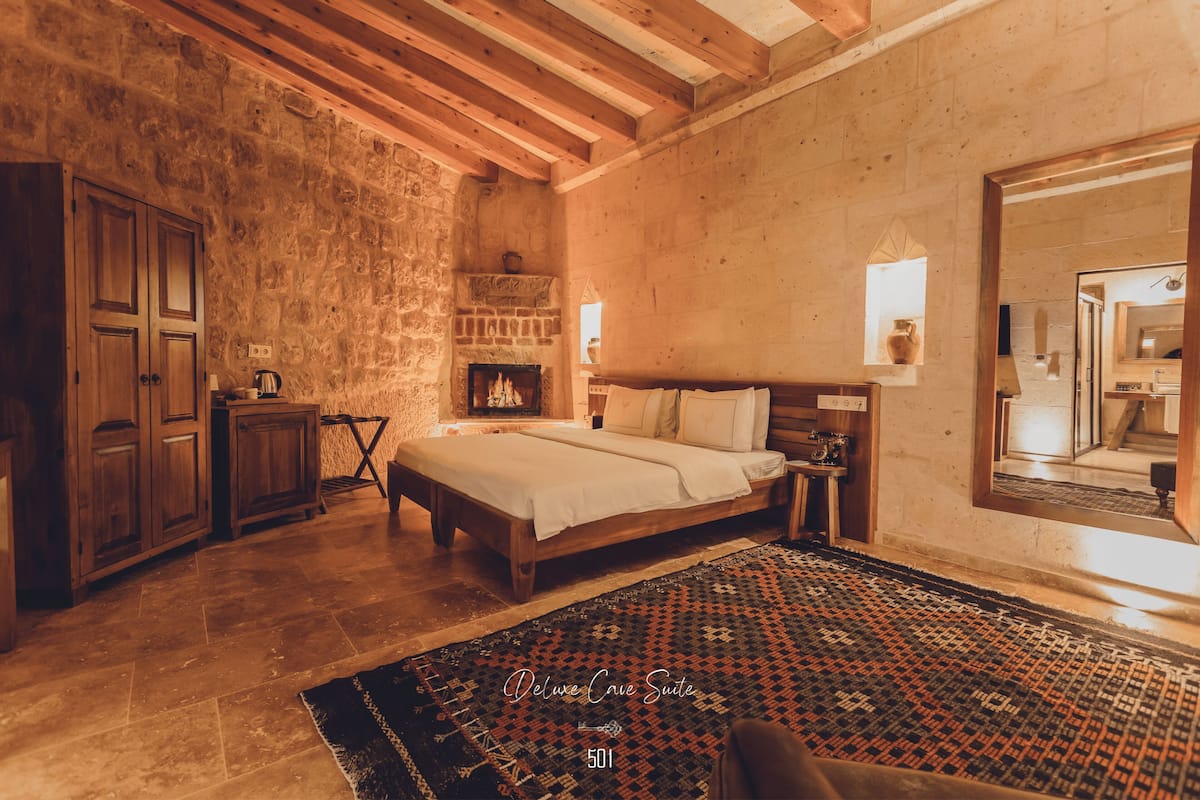 Deluxe Cave Suite With Fireplace | 1 camera, lenzuola Frette, biancheria da letto di alta qualità, minibar