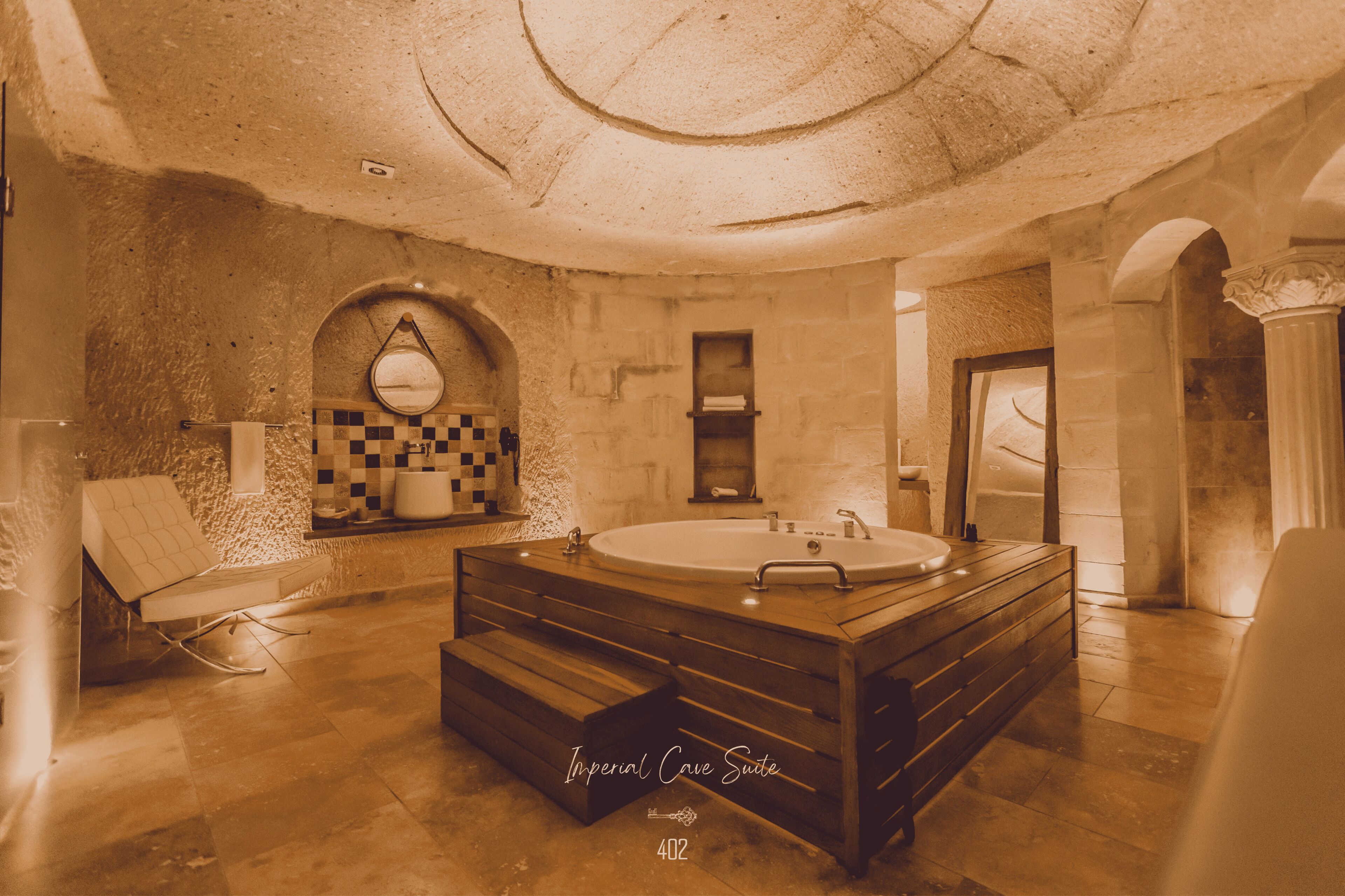 Imperial Cave Suite with Jacuzzi and Fireplace | Badrum | Gratis toalettartiklar, hårtork, badrock och tofflor