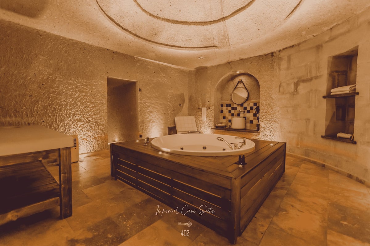 imperial cave suite | jetted bathtub