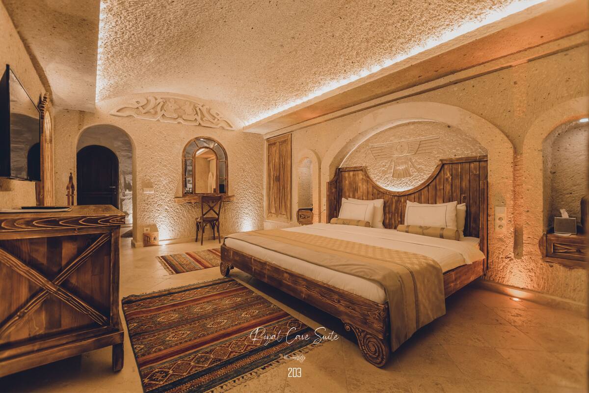 Royal Cave Suite with Jacuzzi | 意大利 Frette 床单、高档床上用品、迷你吧、客房内保险箱