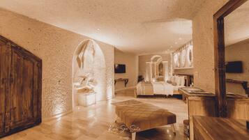 Spa Cave Suite | Frette Italian sheets, premium bedding, minibar, in-room safe