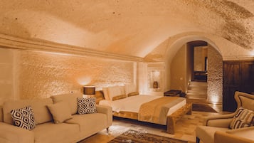 Luxe studio suite, 1 slaapkamer, niet-roken, bubbelbad | 1 slaapkamer, Italiaanse Frette-lakens, luxe beddengoed, een minibar