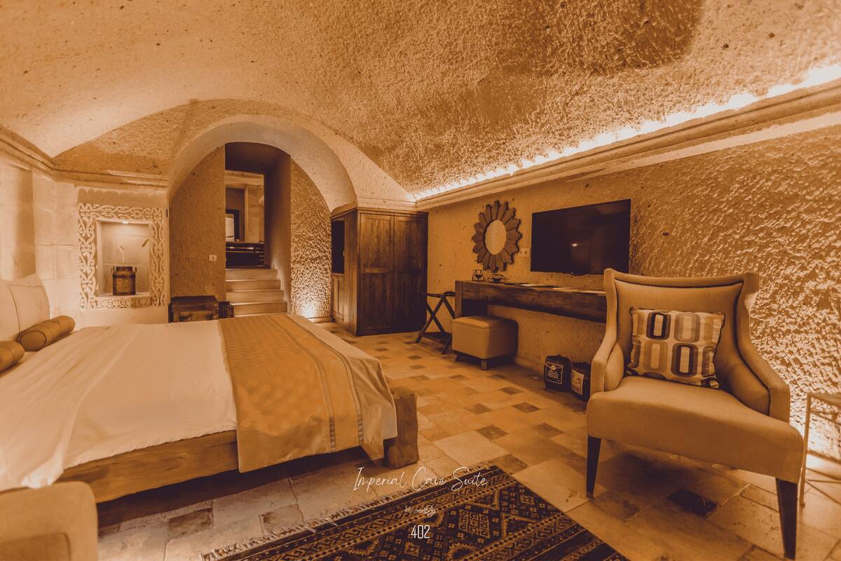 Imperial Cave Suite with Jacuzzi and Fireplace | 意大利 Frette 床单、高档床上用品、迷你吧、客房内保险箱