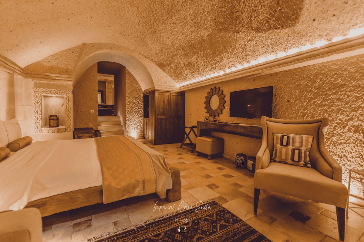 Imperial Cave Suite with Jacuzzi and Fireplace | Italialaiset Frette-lakanat, ylelliset vuodevaatteet, minibaari