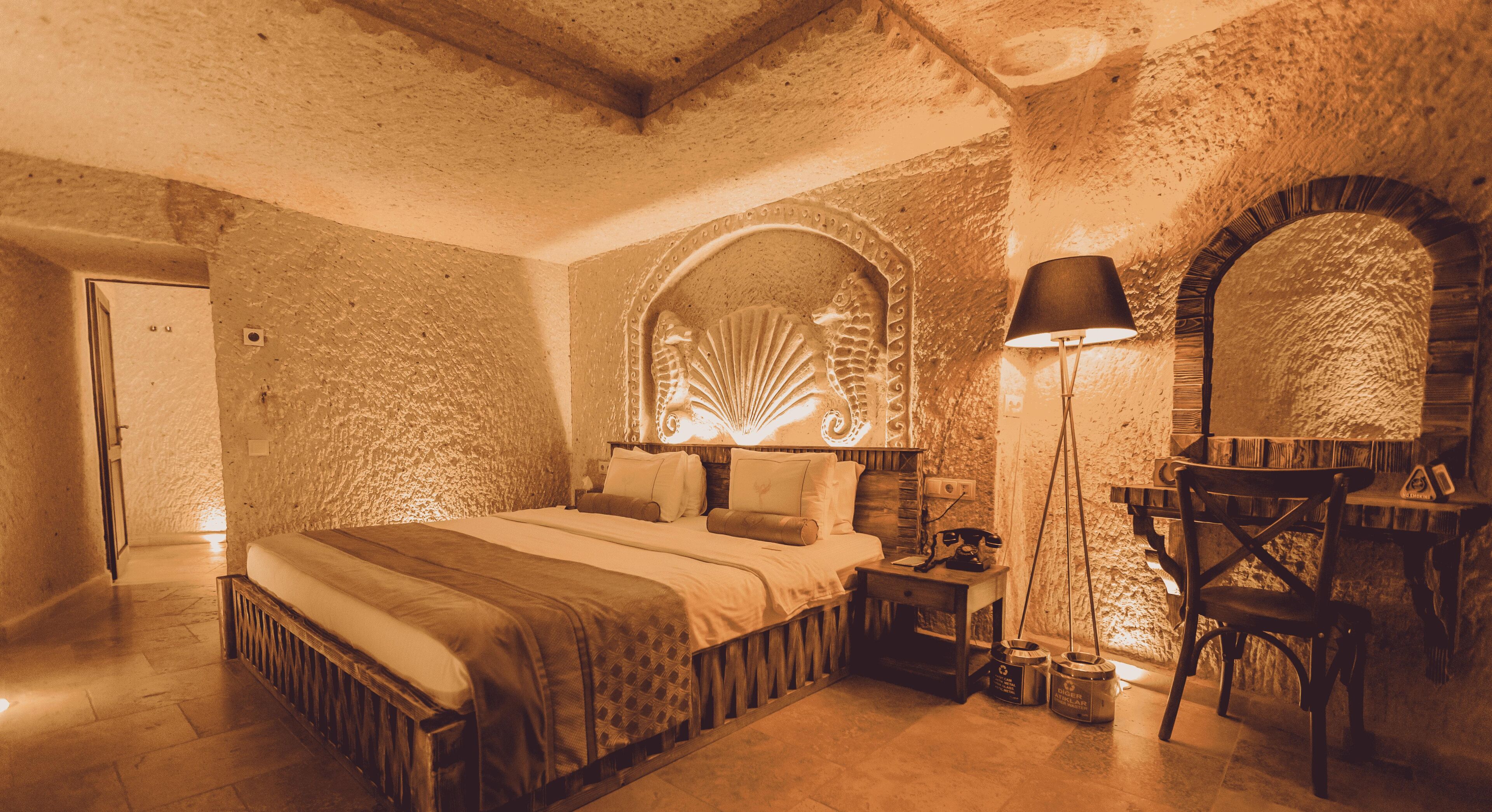 Un dormitorio rústico con cama, escritorio y silla.