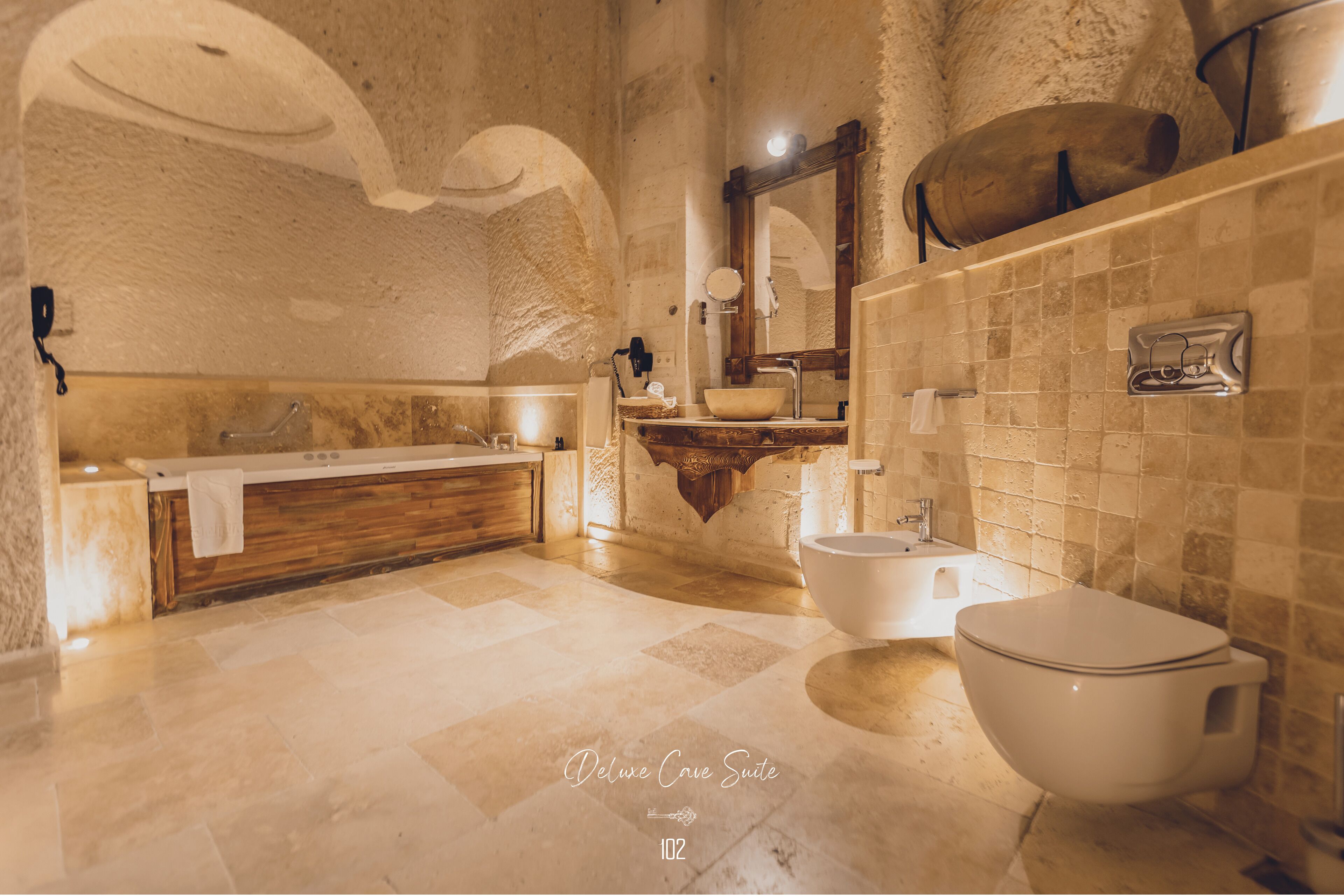Deluxe Cave Suite with Jacuzzi | Badezimmer | Kostenlose Toilettenartikel, Haartrockner, Bademäntel, Hausschuhe