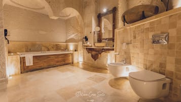 Deluxe Cave Suite with Jacuzzi | Badezimmer | Kostenlose Toilettenartikel, Haartrockner, Bademäntel, Hausschuhe