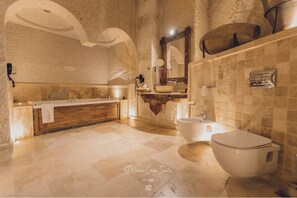 Deluxe Cave Suite with Jacuzzi | Bathroom | Free toiletries, hair dryer, bathrobes, slippers