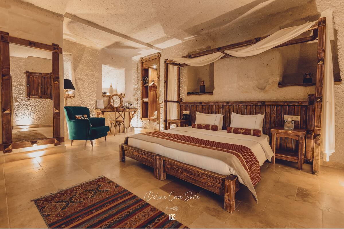 Deluxe Cave Suite with Jacuzzi | 意大利 Frette 床单、高档床上用品、迷你吧、客房内保险箱