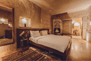 Deluxe Cave Suite With Fireplace | 1 phòng ngủ, bộ trải giường bằng vải Frette của Ý 