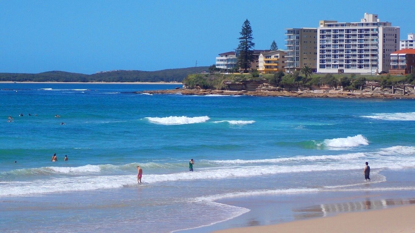 Stylish 5-Bedroom Home + Pool Near Cronulla Beach — image 13