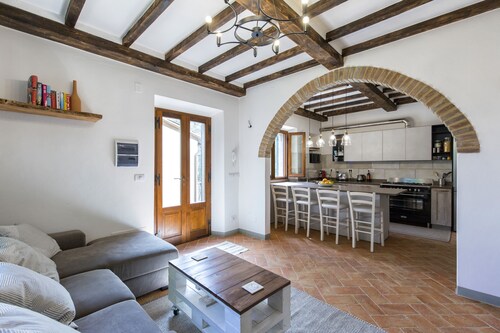 Casa Vinalia inside the Etruscan walls of Cortona