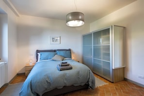 2 bedrooms, desk, iron/ironing board, travel crib