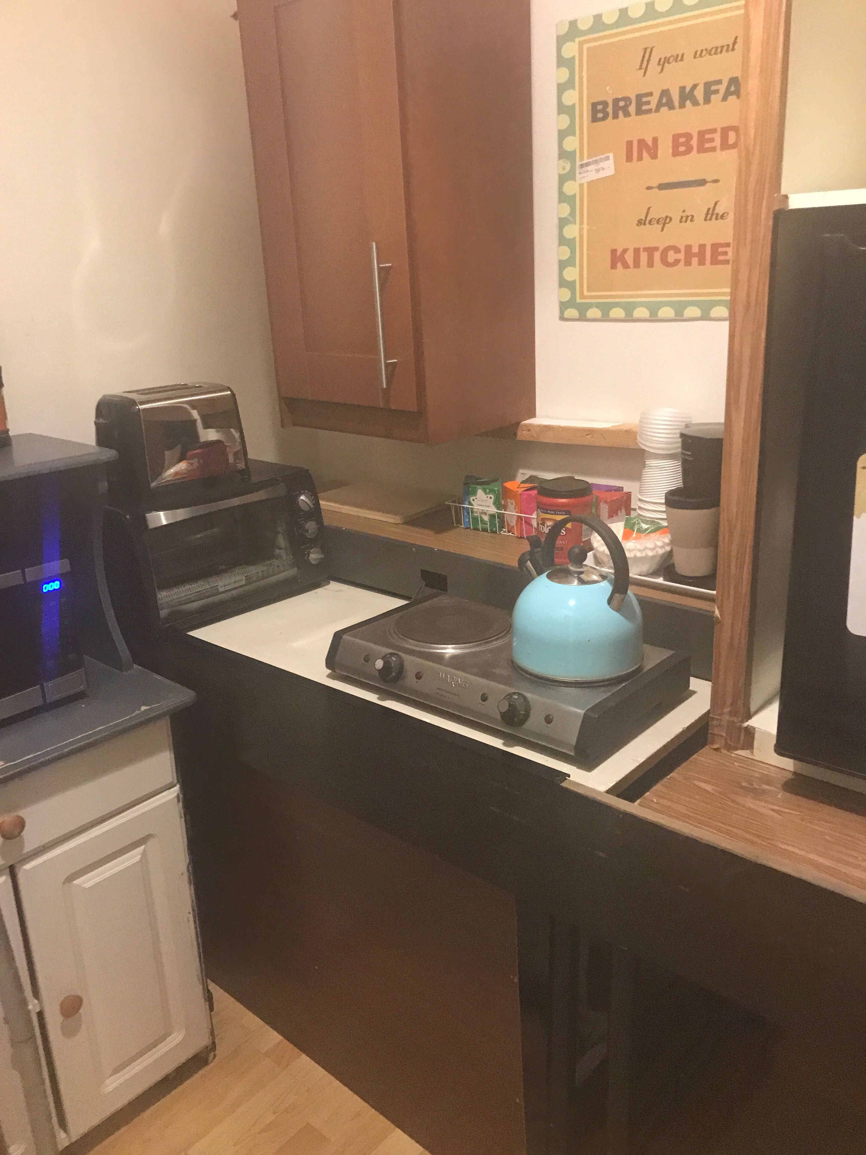 Coffee/tea maker, fridge, microwave, oven