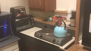 Kaffetrakter/tekoker, kjøleskap, mikrobølgeovn og ovn