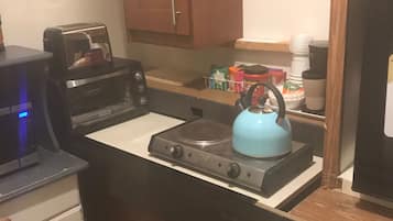 Coffee/tea maker, fridge, microwave, oven