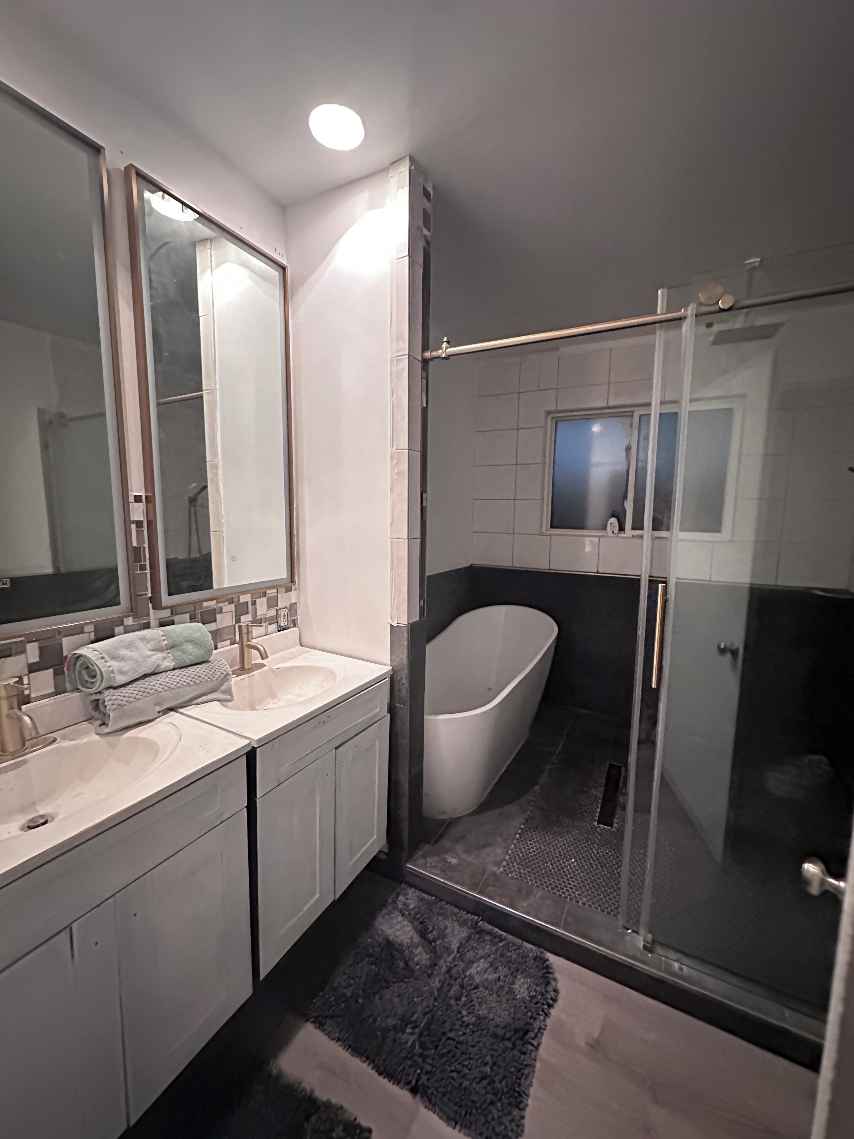 Bañera con ducha, bañera de hidromasaje, secador de pelo, toallas