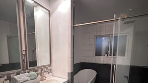Kombinert dusj/badekar, boblebad, hårføner og håndklær