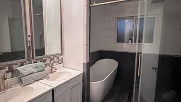 Ensemble baignoire-douche, baignoire à remous, séchoir à cheveux