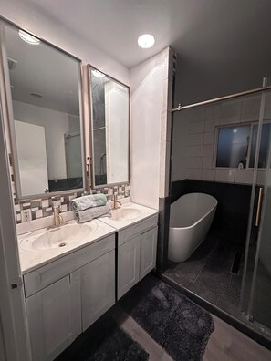 Combined shower/bathtub, jetted bath, hair dryer, towels