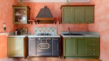 Een koelkast, een magnetron, een oven, een koffiezetapparaat/waterkoker