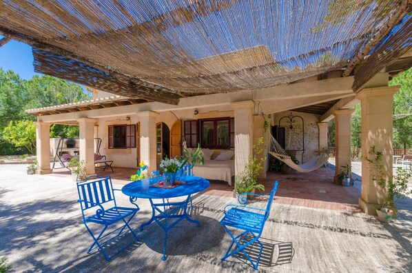 تناول الطعام بالخارج