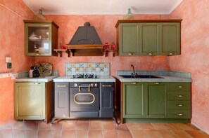 Fridge, microwave, oven, coffee/tea maker