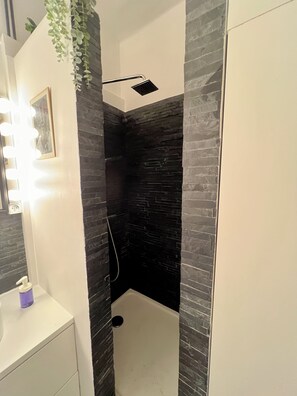 SĂšche-cheveux, serviettes fournies, savon, shampoing