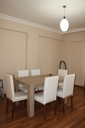 Apartment, 3 Schlafzimmer | Essbereich im Zimmer