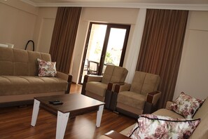 Apartment, 3 Schlafzimmer | Wohnzimmer | LCD-Fernseher, Kamin