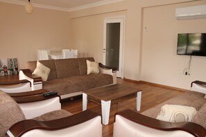 Apartamento, 2 habitaciones | Sala de estar | Una televisión LCD, una chimenea