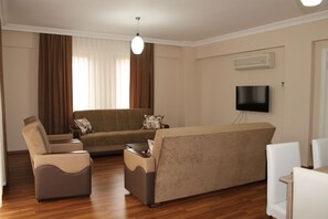 Apartment, 3 Schlafzimmer | Wohnzimmer | LCD-Fernseher, Kamin