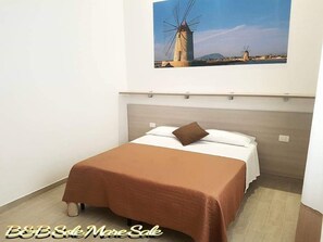 Minibar, skrivebord, lydisolert og strykejern/-brett