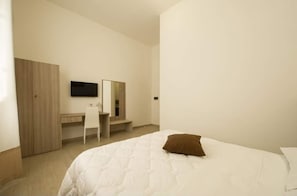 Minibar, skrivebord, lydisolering, strygejern/strygebræt