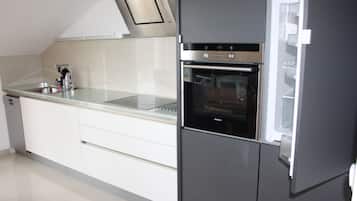 Fridge, oven, stovetop, dishwasher