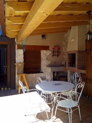 Outdoor dining - Hansel and Gretel Cottage for 5 people (Pedrosa del Rey)