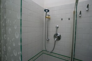 Shower, bidet, towels - M024 - Marcelli, three-room apartment with terrace facing the sea (Marcelli)