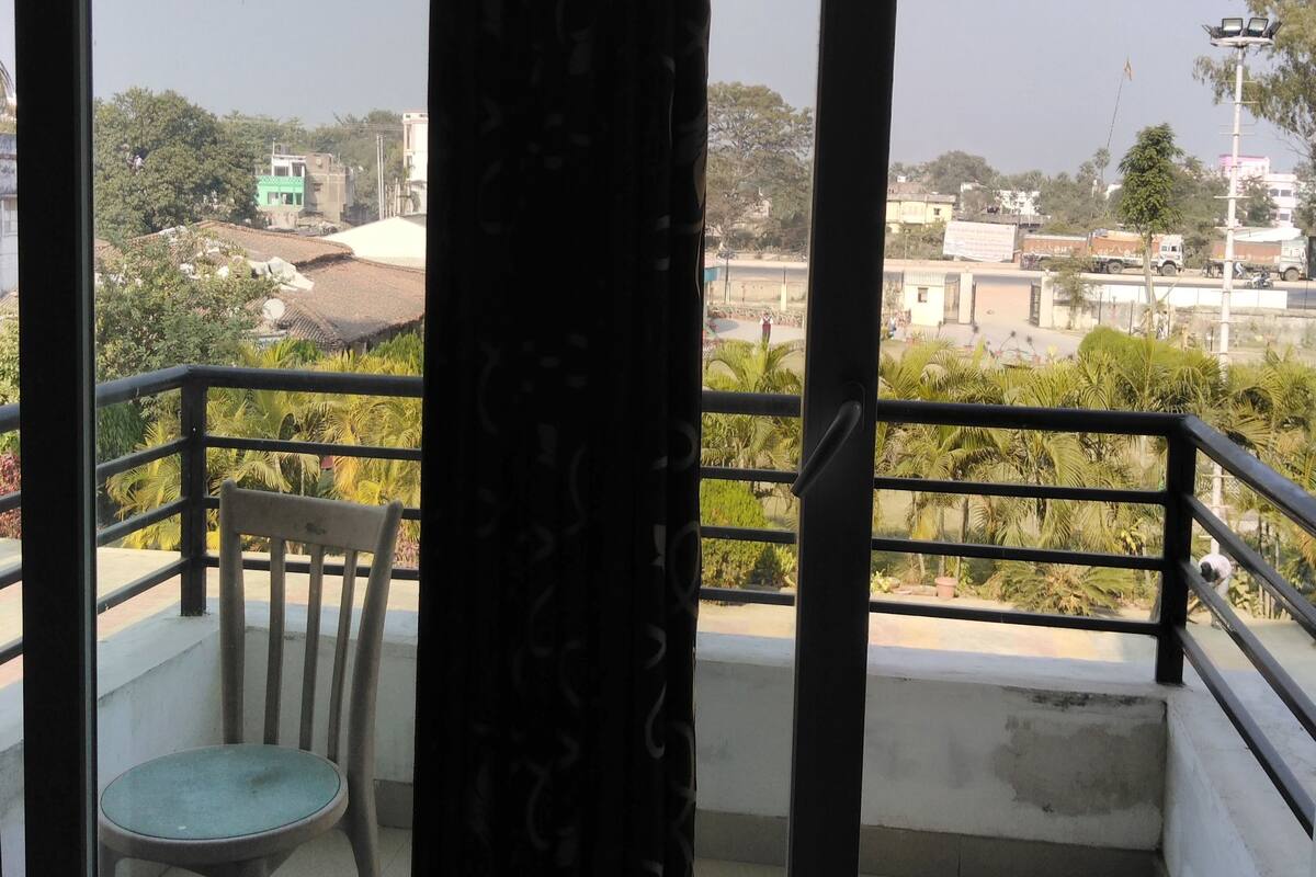 Deluxe Room, 1 King Bed, City View | Living area | LED TV