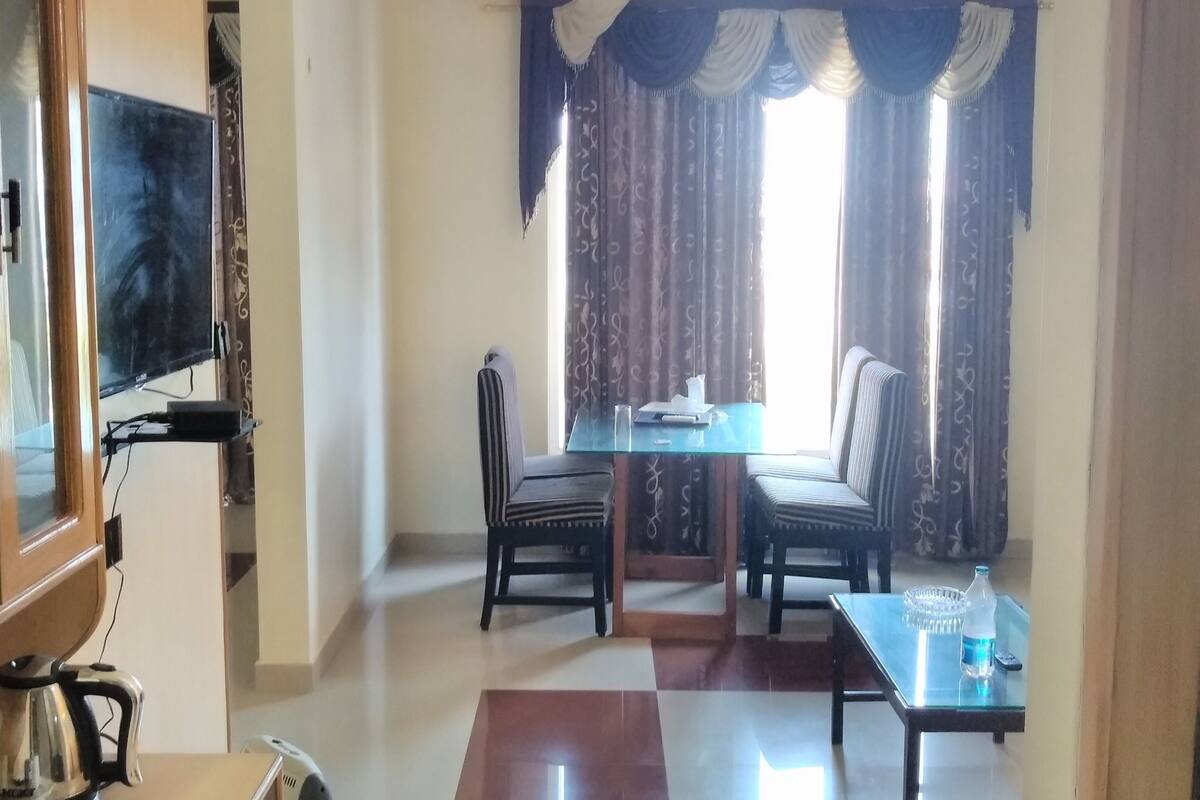 Business Suite, 1 King Bed, City View | 1 bedroom, desk, blackout curtains, soundproofing