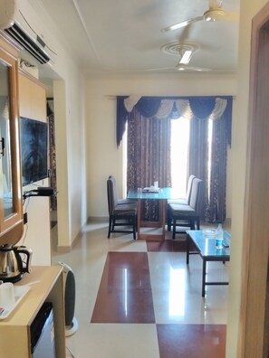 Phòng Suite Business, 1 giường cỡ king, quang cảnh thành phố | 1 phòng ngủ, bàn, màn/rèm cản sáng, phòng cách âm 