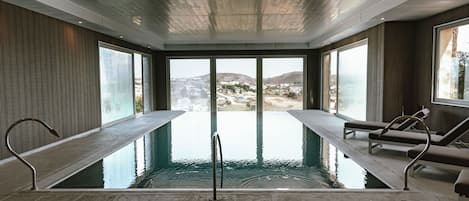 Piscine intérieure, piscine extérieure en saison