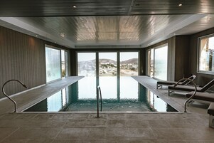 Inomhuspool och en säsongsöppen utomhuspool