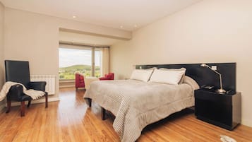 Kamar Double Premium, 1 Tempat Tidur Queen, pemandangan lapangan golf | Minibar, brankas, tirai kedap cahaya, dan kedap suara