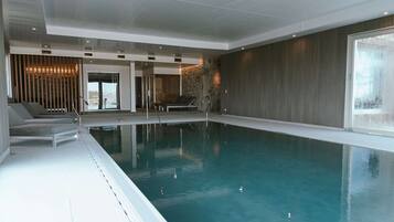 Innenpool, AuĂenpool (je nach Saison geöffnet)