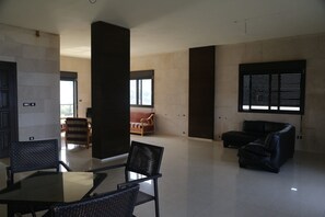 Interior - Quiet★Comfy★Epic Seaview, 3 bedrooms apartment (jbeil)